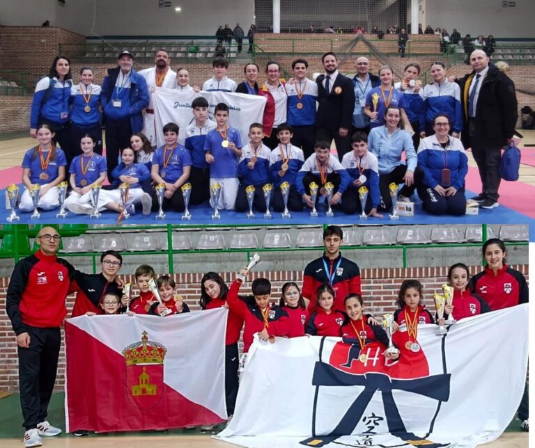 Grupo de competidores de kárate con medallas en Astorga