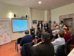 Reunión sobre la Administración Cerca de Ti en Ampudia con asistentes.