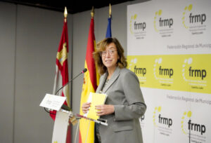 Presentadora en evento de la FRMP sobre formación en IA para empleados públicos