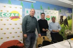 Representantes de organizaciones agrarias en Palencia discutiendo sobre la leche