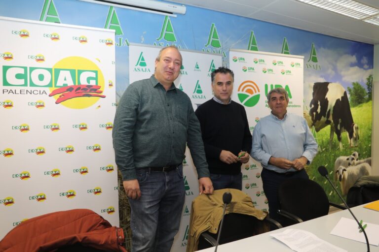 Representantes de organizaciones agrarias en Palencia discutiendo sobre la leche