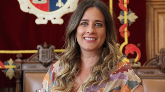 Laura Lombraña, concejal del PP en Palencia, sonríe en su oficina.