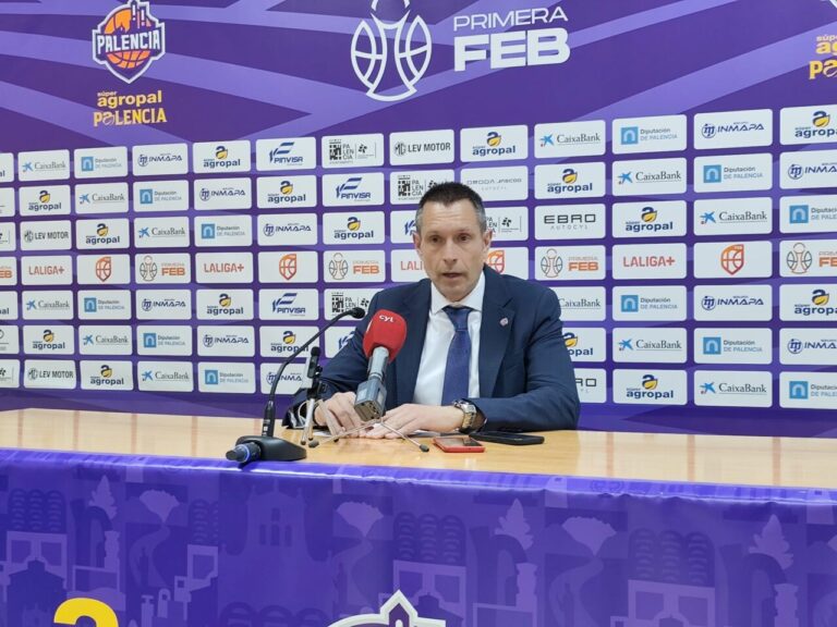 Natxo Lezkano durante la rueda de prensa tras el partido