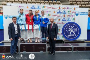 Lidia Díez Herrero en el podio con medalla de bronce en karate
