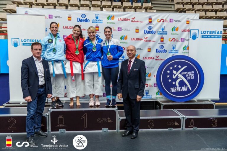 Lidia Díez Herrero en el podio con medalla de bronce en karate