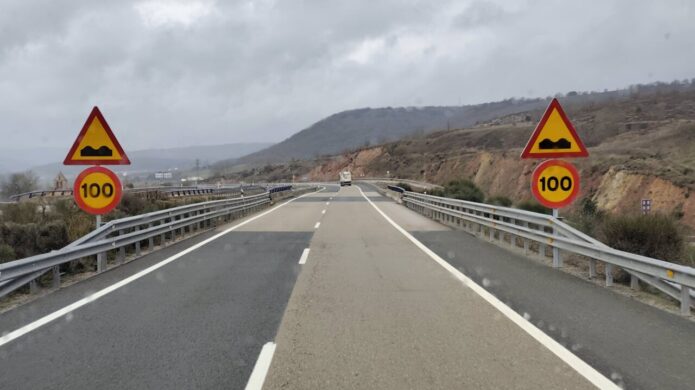 Señales de limitación de velocidad a 100 km/h en la A-67