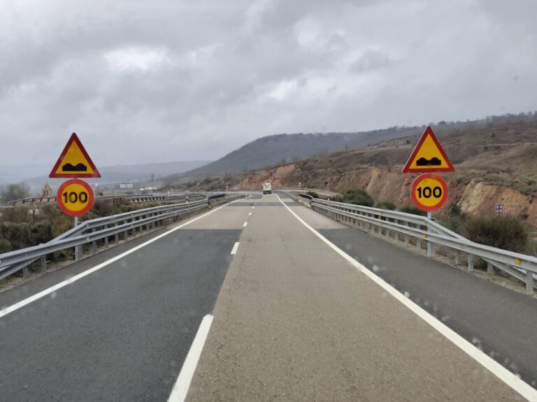 Señales de limitación de velocidad a 100 km/h en la A-67