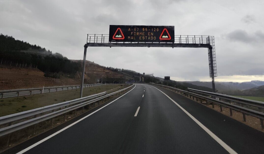 Señal de advertencia sobre el mal estado del firme en la A-67