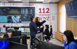 Centro de emergencias 1-1-2 en Castilla y León con personal trabajando.