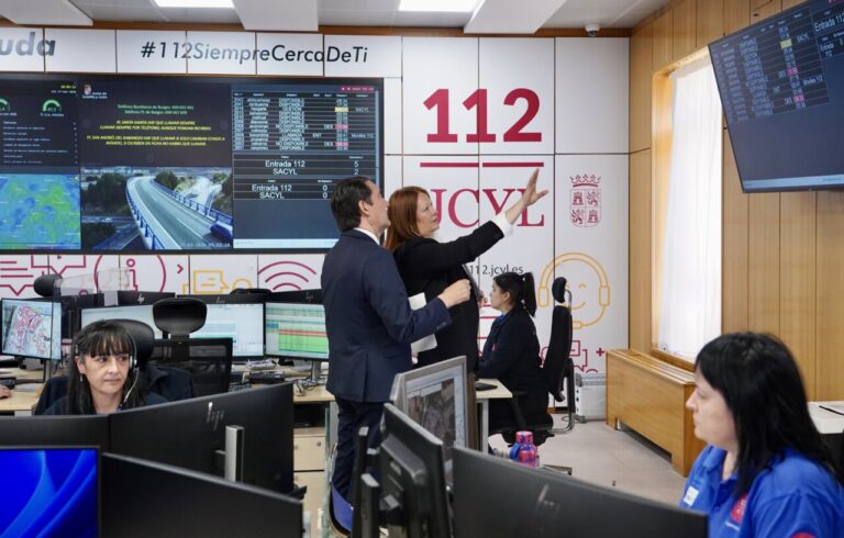 Centro de emergencias 1-1-2 en Castilla y León con personal trabajando.