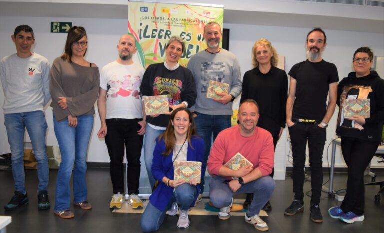 Grupo de personas sosteniendo libros en un evento de lectura en Gullón