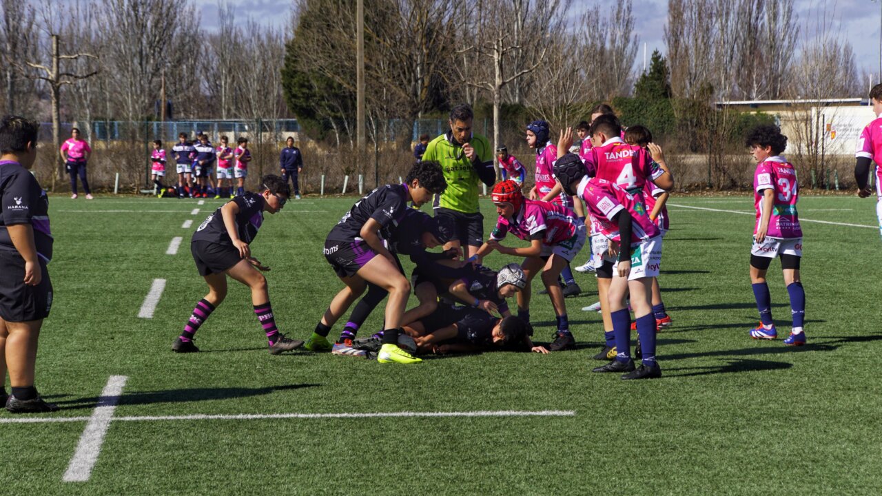 Jugadores de rugby del sub-14 en un ruck durante un partido