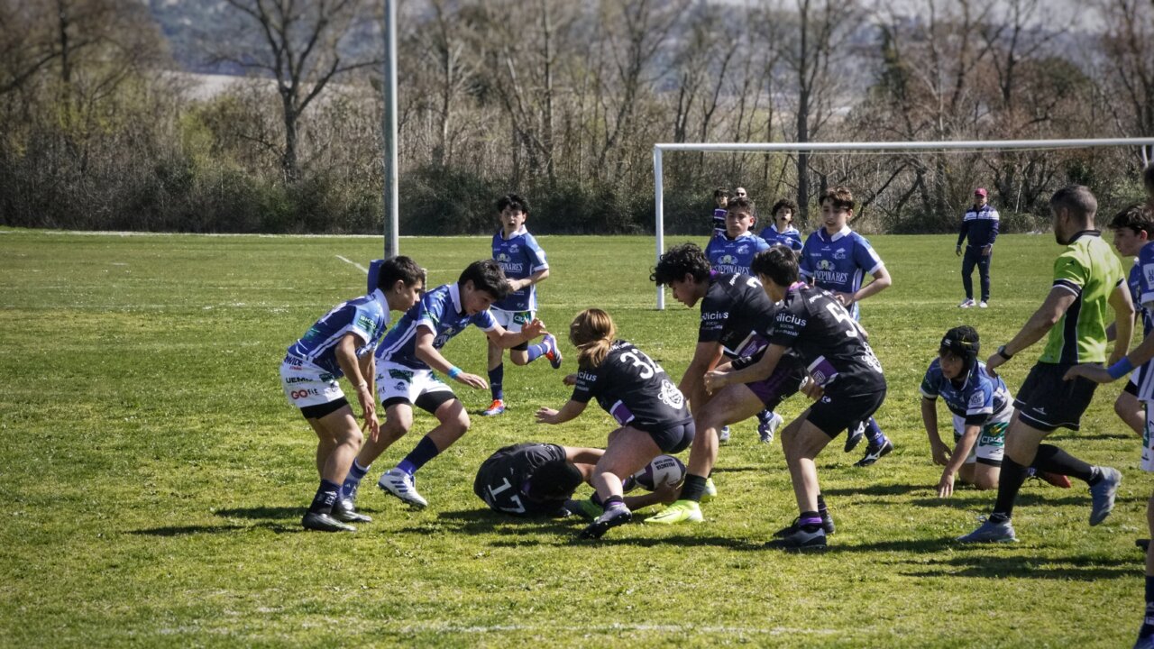 Jugadores de rugby en un ruck durante un partido juvenil
