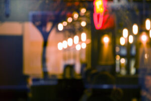 Vista difusa de luces en un entorno urbano por la noche