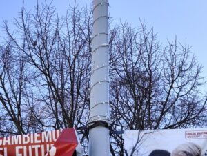 Farola con luces navideñas en Palencia bajo un cielo azul