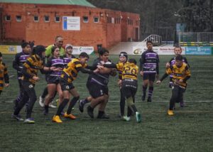 Jugadores de rugby en un partido bajo la lluvia en Burgos