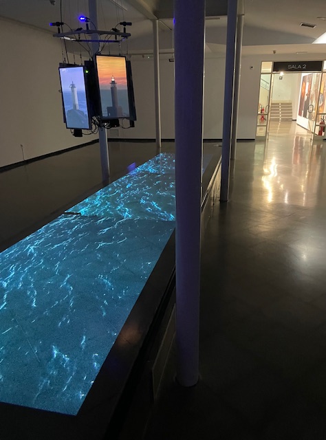 Instalación artística con pantallas y agua iluminada en la Fundación Díaz-Caneja