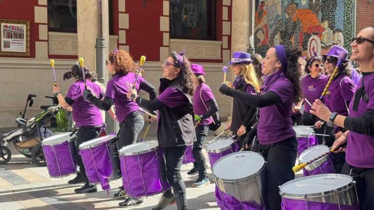 Grupo de mujeres con instrumentos de percusión en la manifestación del 8M en Palencia