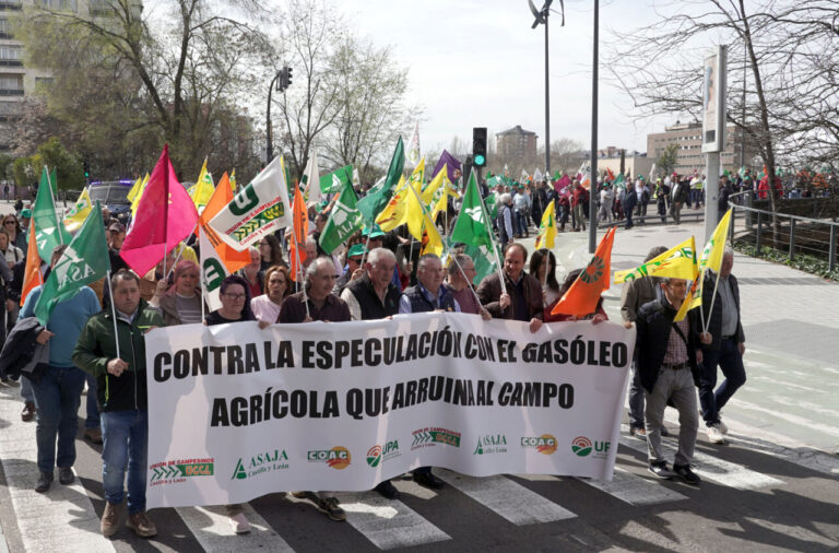 Manifestación de organizaciones agrarias en Valladolid con pancarta y banderas