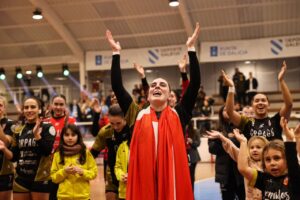 María Sancha celebrando con su equipo tras un partido de balonmano