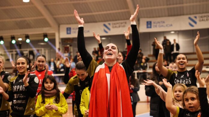 María Sancha celebrando con su equipo tras un partido de balonmano