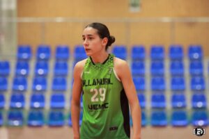 Martina Nicolás en acción durante un partido de baloncesto