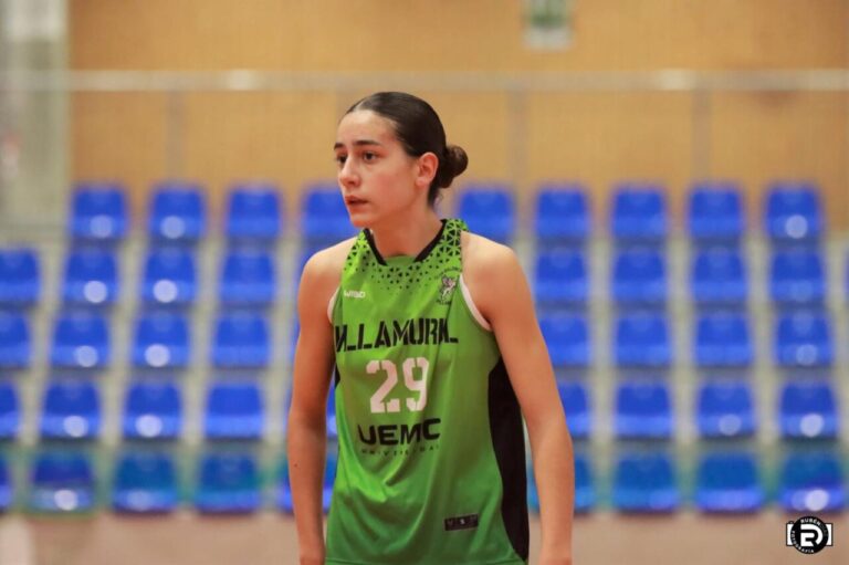 Martina Nicolás en acción durante un partido de baloncesto