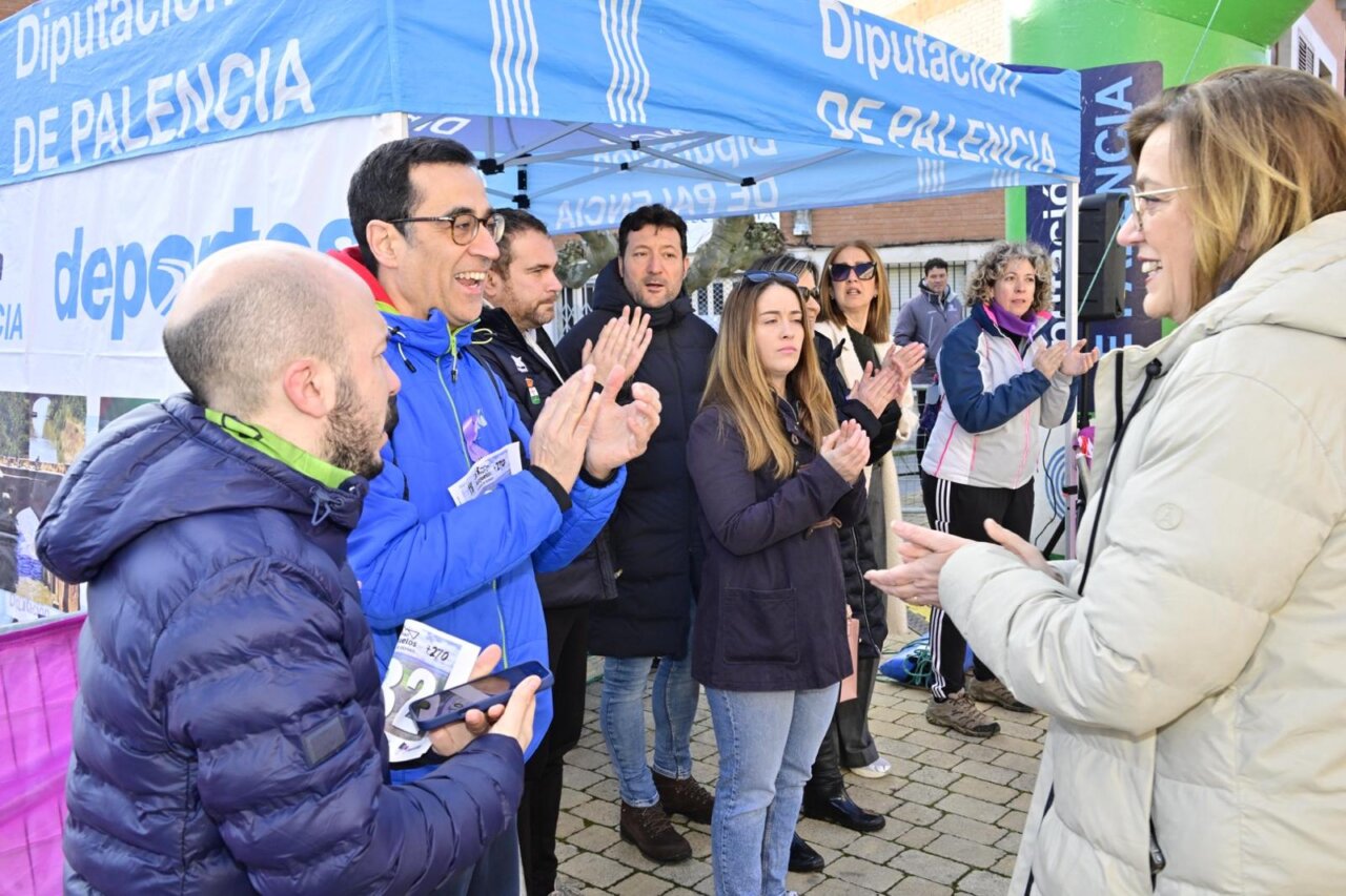 Participantes aplaudiendo en la media maratón de Palencia