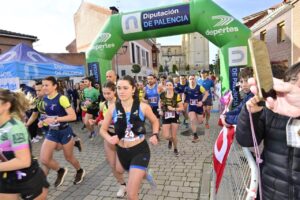 Corredores participando en la media maratón en Villamuriel de Cerrato.