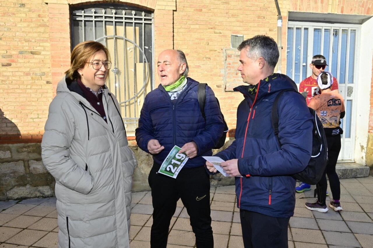 Participantes conversando antes de la media maratón en Villamuriel de Cerrato