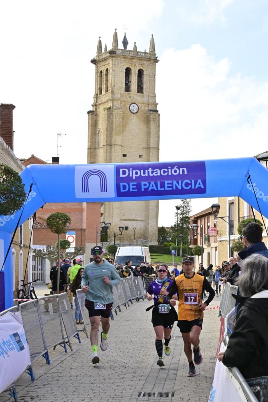 Corredores compitiendo en la media maratón en Villamuriel de Cerrato.