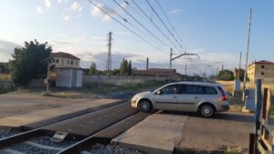 Coche cruzando un paso a nivel en Palencia con señales de advertencia