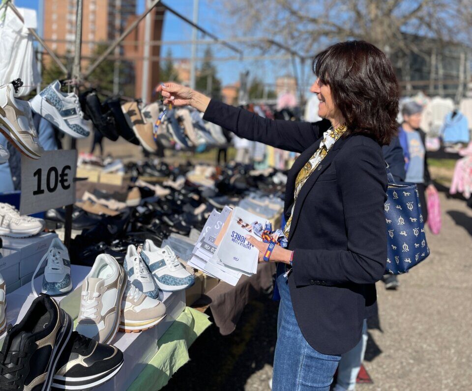 Mujer eligiendo zapatos en un mercadillo al aire libre