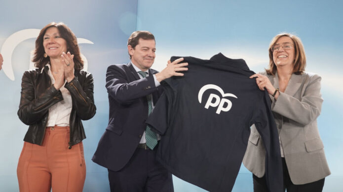 Mercedes Cófreces, Alfonso Fernández Mañueco y Ángeles Armisén en un acto político