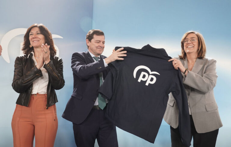 Mercedes Cófreces, Alfonso Fernández Mañueco y Ángeles Armisén en un acto político