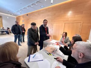 Miguel Ángel Blanco votando en el Auditorio Municipal de Dueñas