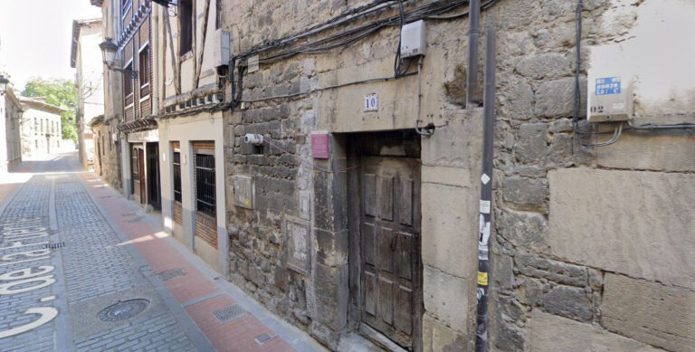 Entrada del edificio número 10 en Miranda de Ebro donde ocurrió el incendio