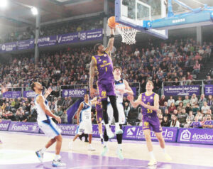 Mustapha Heron realizando un salto en un partido de baloncesto