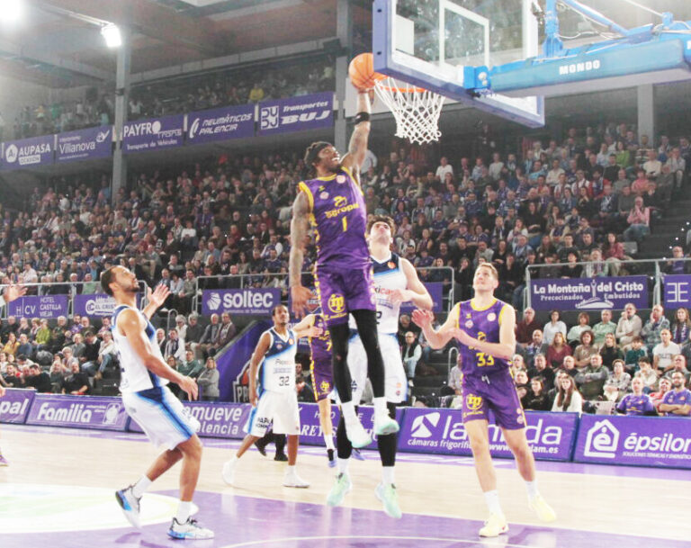 Mustapha Heron realizando un salto en un partido de baloncesto