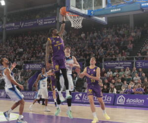 Mustapha Heron anotando durante un partido de baloncesto