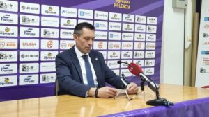 Natxo Lezkano en rueda de prensa tras el partido de baloncesto