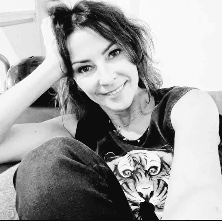 Noelia Pastor sonriendo en una sesión de fotos en blanco y negro