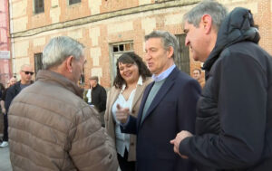 Alberto Núñez Feijóo conversando con ciudadanos en Valladolid