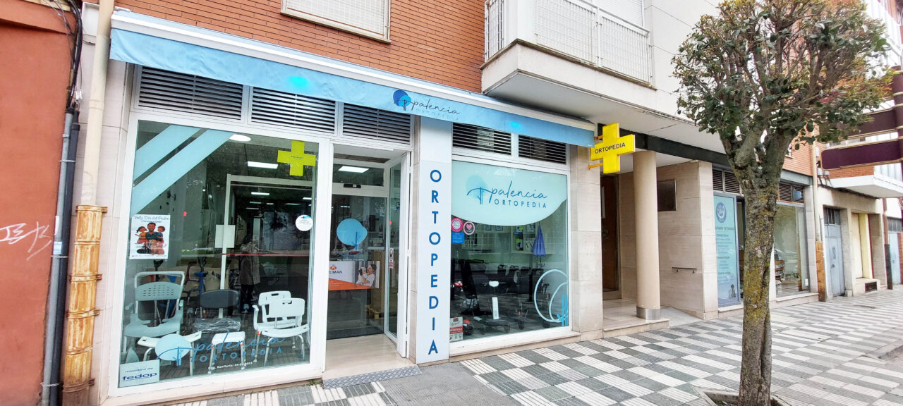 Exterior de la tienda Ortopedia Palencia con productos visibles