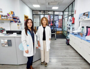 Dos profesionales de Ortopedia Palencia en su tienda con productos ortopédicos