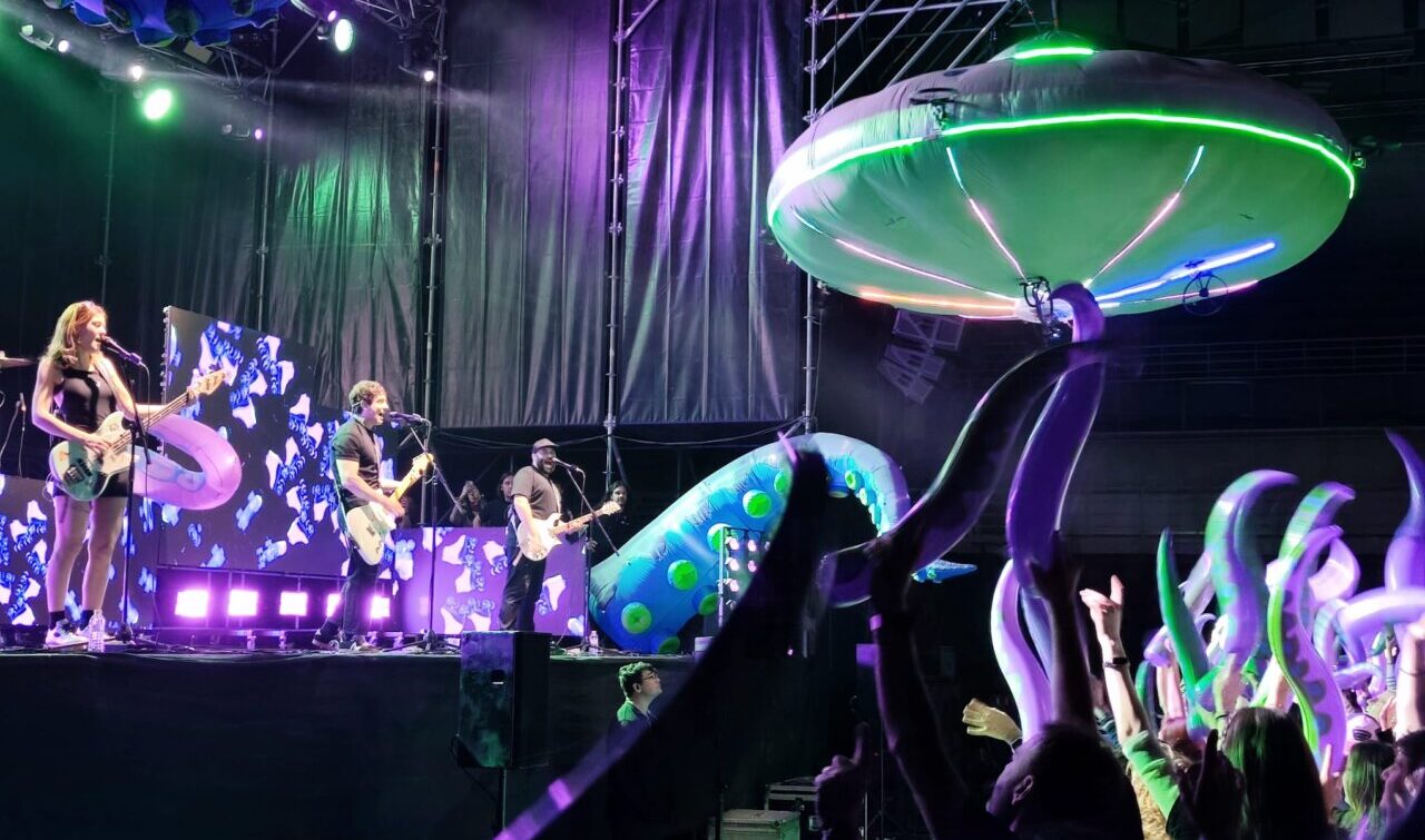 Grupo La La Love You en concierto con temática alienígena en Valladolid