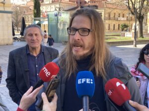 Pablo Fernández hablando con periodistas en León sobre propuestas de Podemos