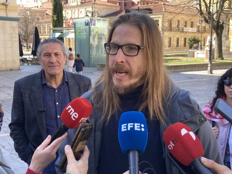 Pablo Fernández hablando con periodistas en León sobre propuestas de Podemos