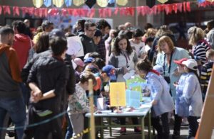 Niños y adultos en la Feria de Lectura del Colegio Padre Claret