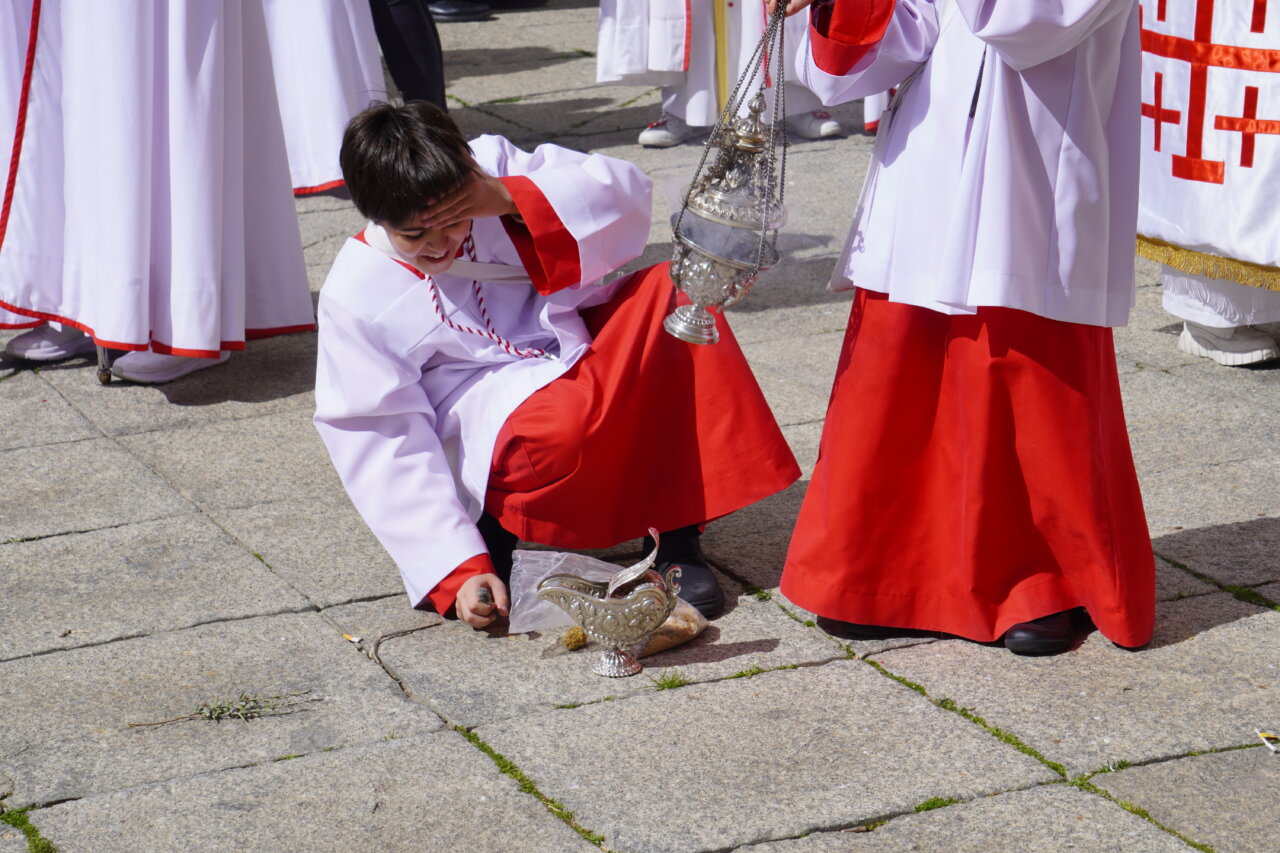 Niño con vestimenta religiosa en la procesión de La Borriquilla en Palencia